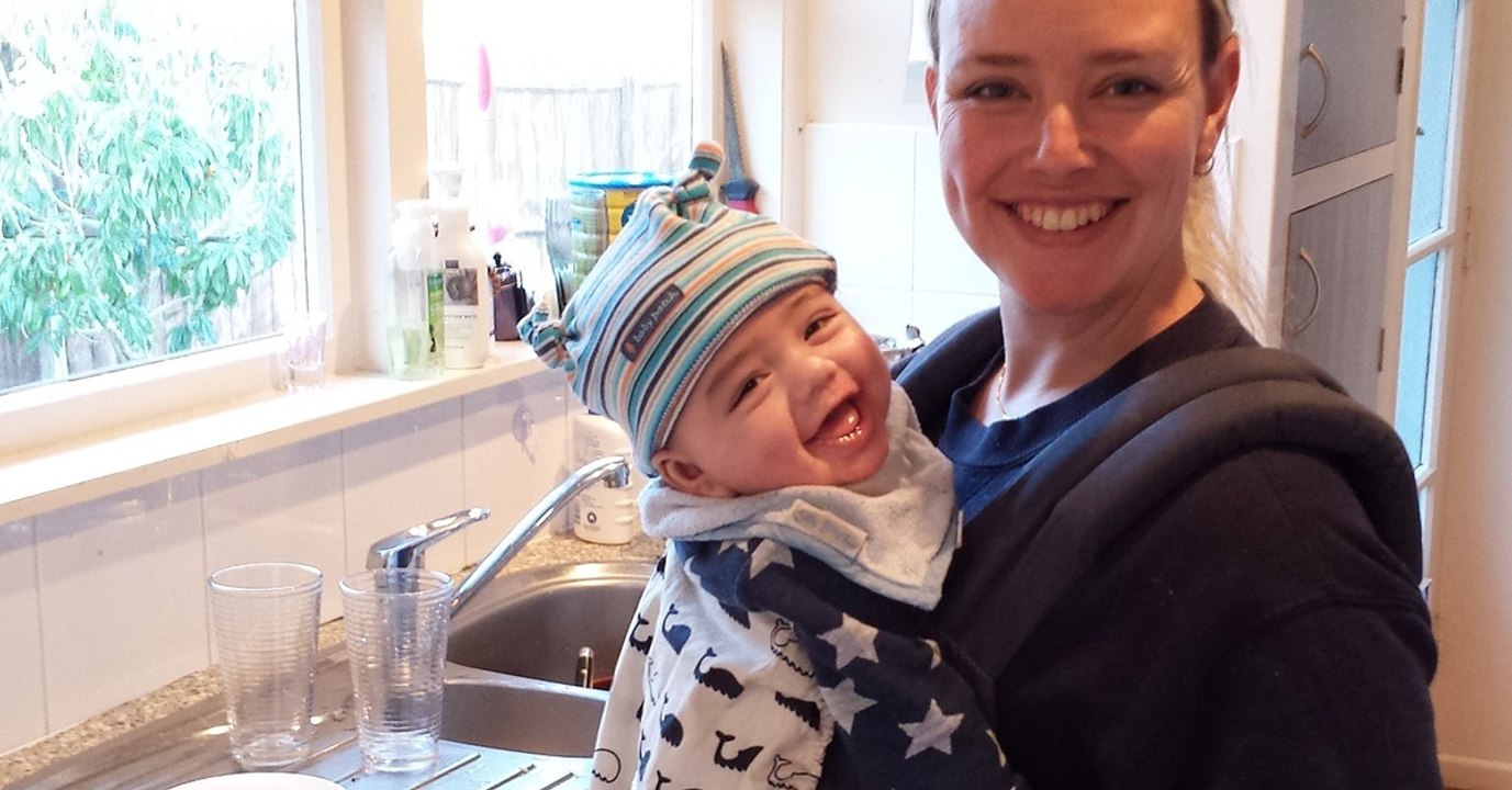 Eine junge Mutter zeigt ohne Scham ihren Bauch nach der Entbindung und hat eine wunderbare Nachricht an alle Mamis!