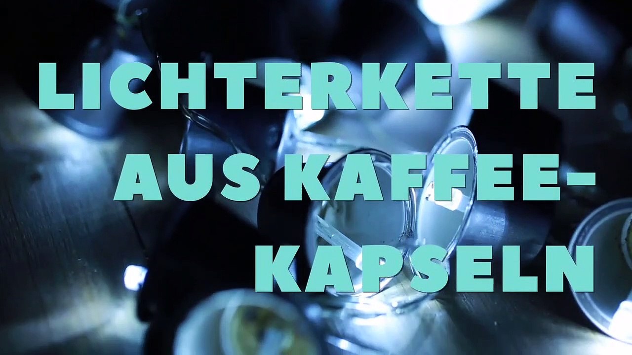 Eine Lichterkette aus Kaffeekapseln