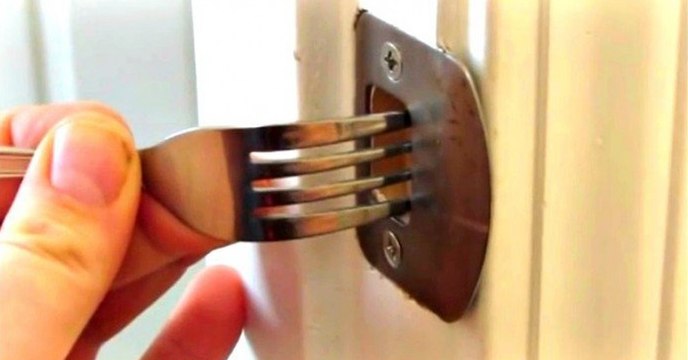 Sie hat Angst vor Einbrechern. Dann nimmt sie eine Gabel und hat eine geniale Idee!