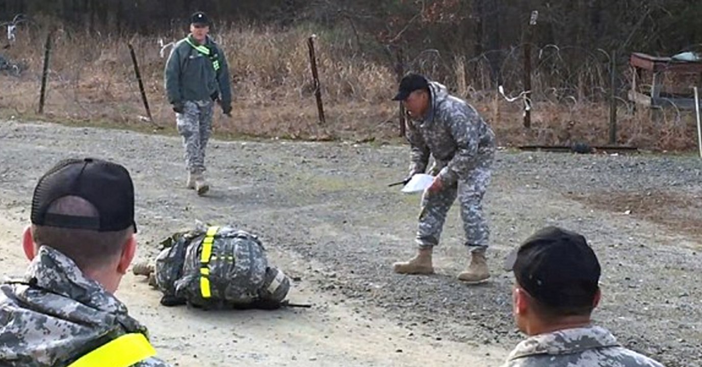 Soldatin bricht bei Hindernislauf zusammen. Die Reaktion ihrer männlichen Kollegen macht sprachlos!
