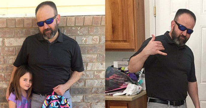 Bevor er seine Tochter von der Schule abholt, schüttet er sich Wasser über die Hose