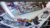 Vídeo mostra ação de ladrão durante assalto em farmácia
