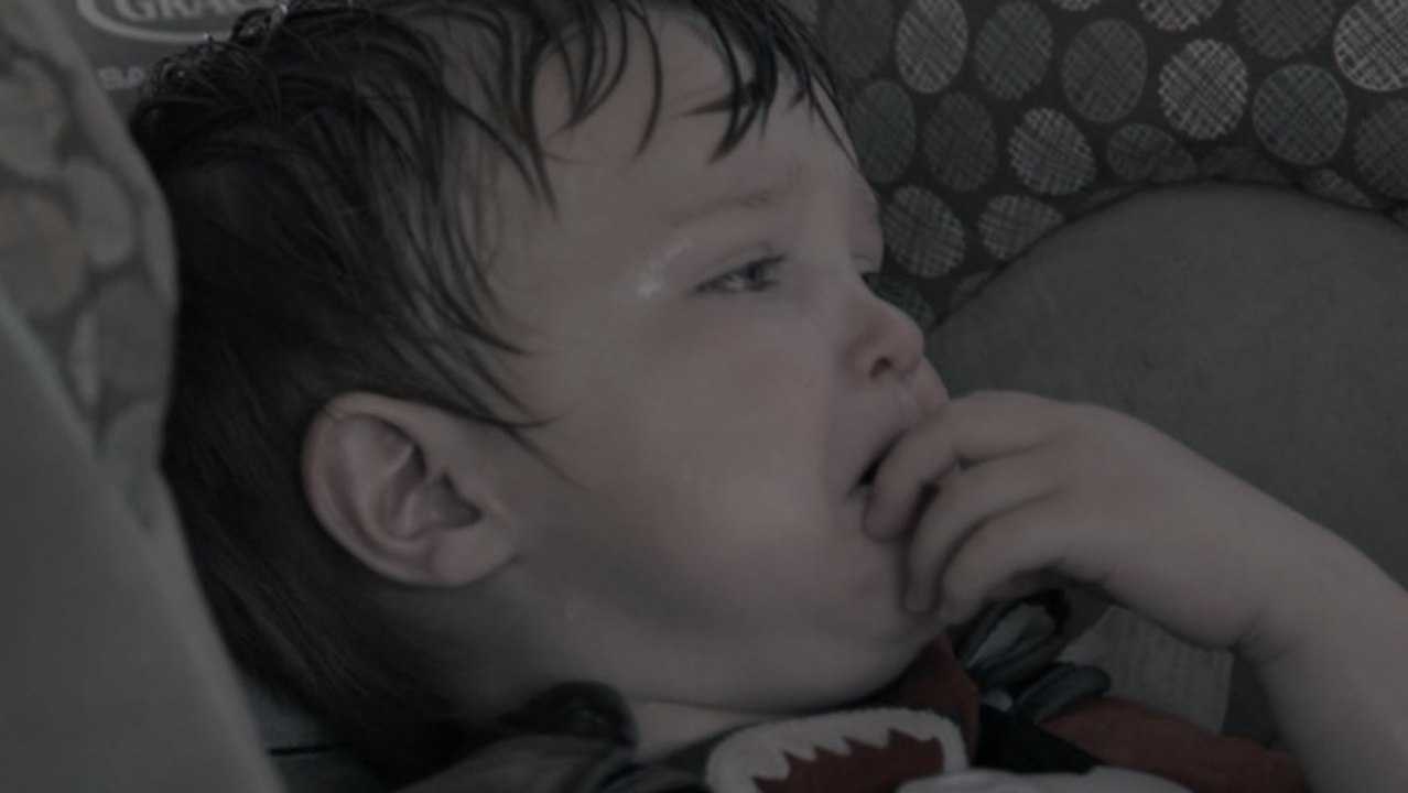 Sie lässt ihre Kinder 20 Minuten in der prallen Sonne im Auto zurück! Unglaublich, was passiert, als sie zurückkommt!