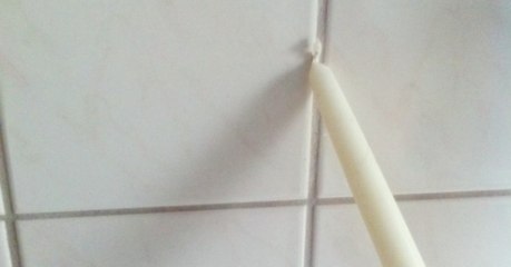 Sie reibt eine weiße Kerze im Badezimmer. Es passiert ein echtes Wunder!