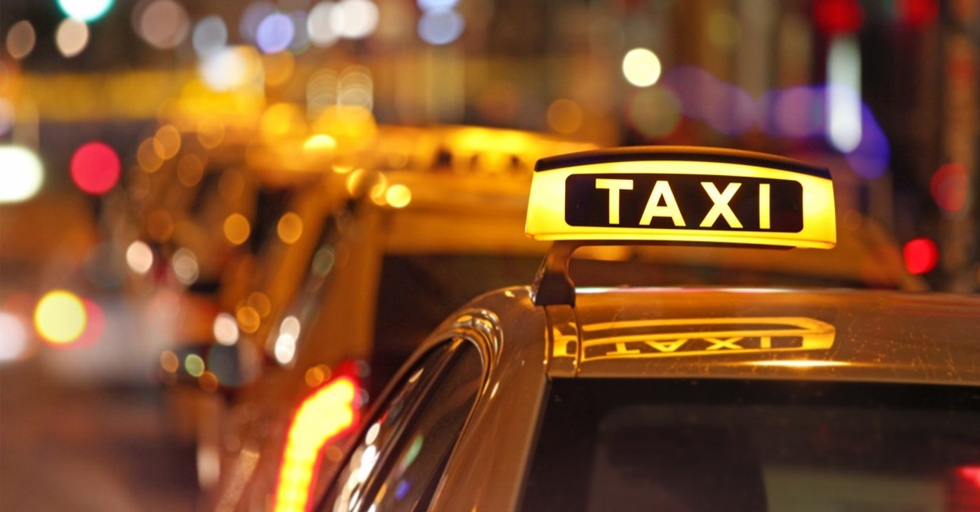 Er schläft betrunken im Taxi ein: Als er aufwacht, wird ihm sein schlimmer Fehler bewusst