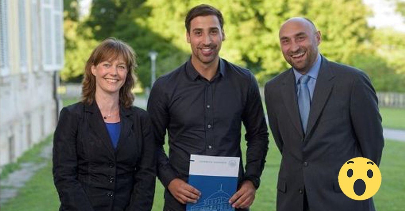 Er ist Klassenbester. Trotzdem feiern alle nur seine beiden Brüder!