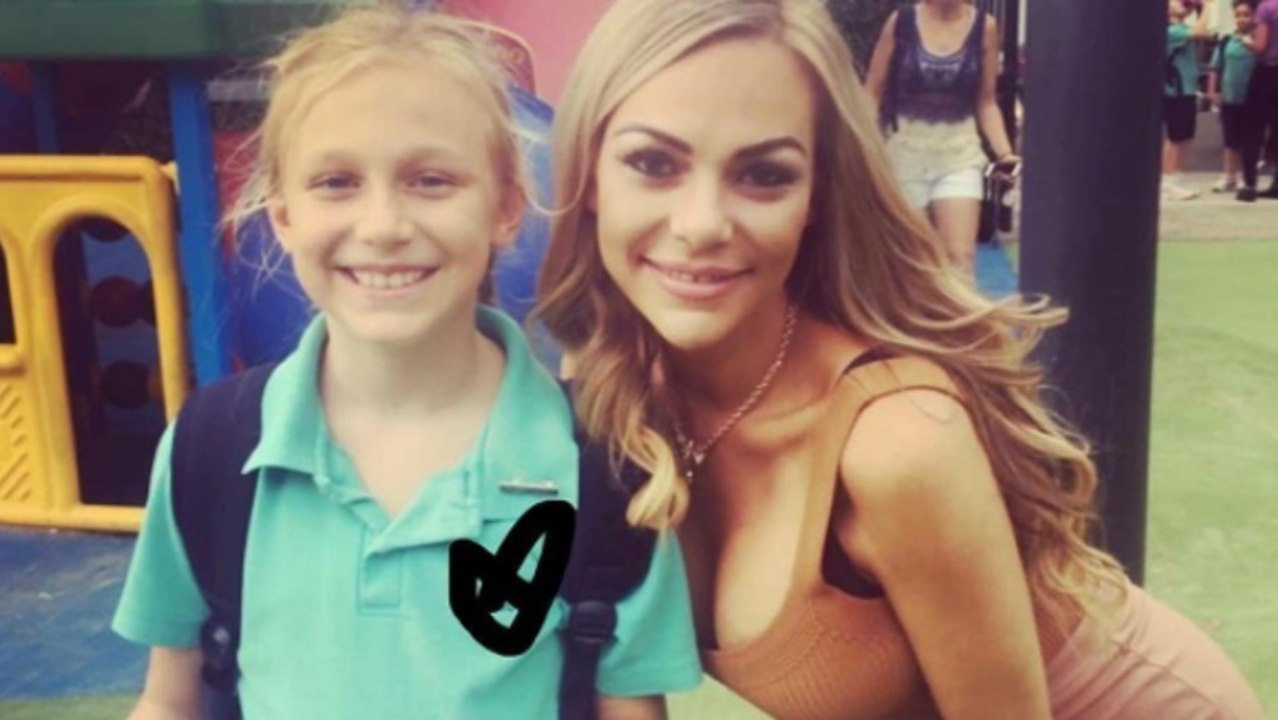 Als diese Mutter ihre Tochter von der Schule abholt, sorgt sie bei den übrigen Eltern für Aufregung!