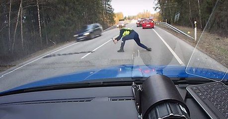 Die Polizei stoppt Raser mit einer genialen Methode!