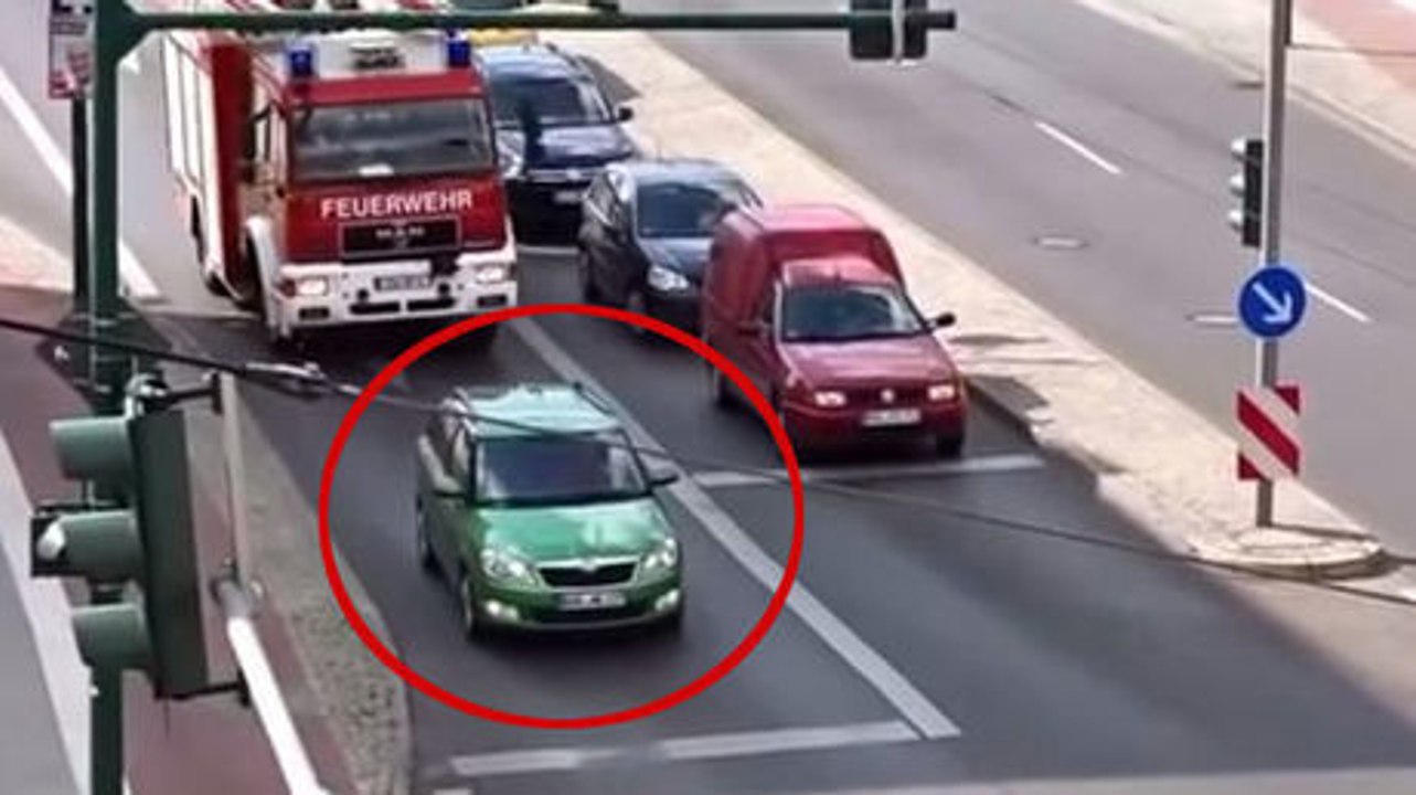 Auto versperrt der Feuerwehr den Weg