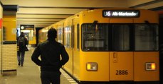 16-jähriges Flüchtlingsmädchen findet 14.000 Euro in U-Bahn. Die Polizei kann kaum fassen, wie sie reagiert!