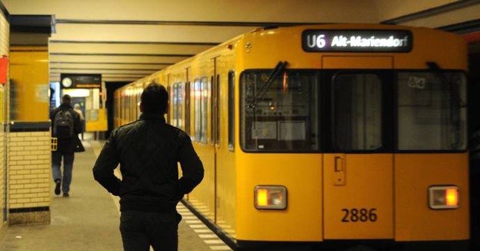 16-jähriges Flüchtlingsmädchen findet 14.000 Euro in U-Bahn. Die Polizei kann kaum fassen, wie sie reagiert!