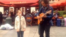 Dieses Mädchen singt mit einem Straßenmusiker! Wenn du ihre Stimme hörst, bekommst du Gänsehaut!