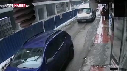 Seyir halindeki minibüsün üzerine buz kütlesi düştü