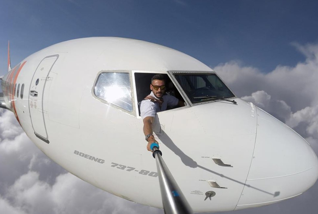 Das Geheimnis des Piloten, der dauernd Selfies während des Fluges schließt