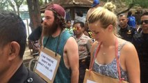 Zwei Touristen klauen in Indonesien ein Rad und werden sofort verurteilt. Schaut euch an, was ihre Strafe ist