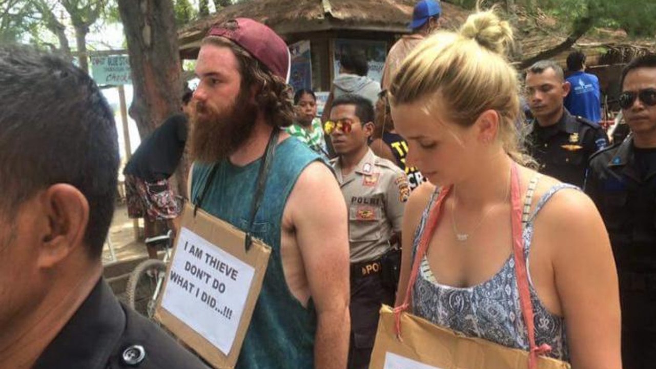 Zwei Touristen klauen in Indonesien ein Rad und werden sofort verurteilt. Schaut euch an, was ihre Strafe ist