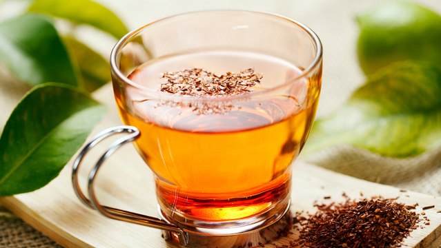 Sie trinkt ihren Lieblingstee jeden Tag. Doch sie weiß nicht, dass diese Art von Tee sehr schädlich für sie ist