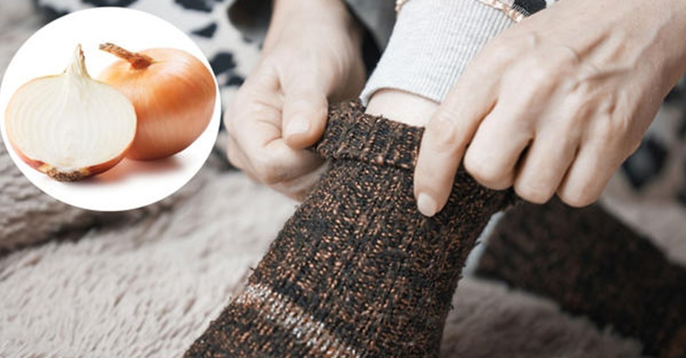 Sie legt Zwiebelscheiben in ihre Socken. Der Effekt auf ihren Körper ist erstaunlich
