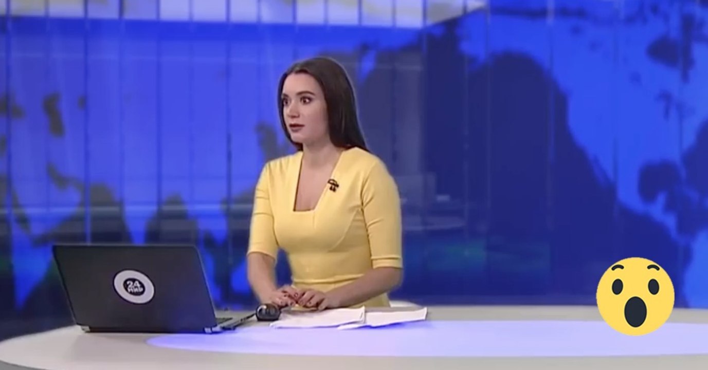 Mitten in der Live-Sendung merkt sie, was da unter dem Tisch vor sich geht!