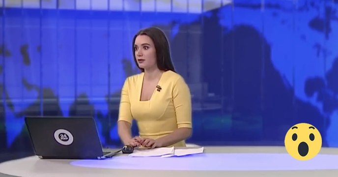 Mitten in der Live-Sendung merkt sie, was da unter dem Tisch vor sich geht!