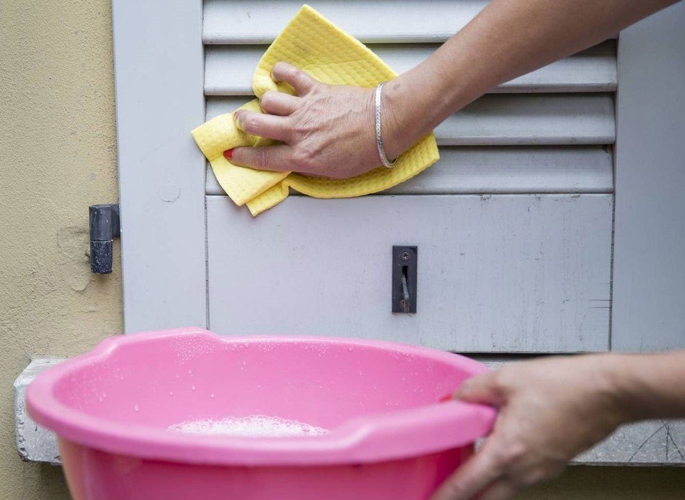 Jalousien und Fensterläden zu reinigen, ist ein Krampf! Doch mit diesem Trick geht es ganz einfach