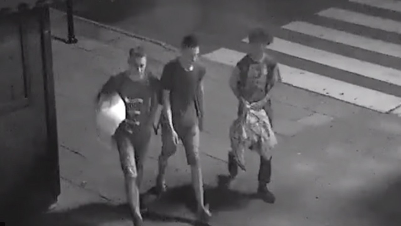 Drei Studenten begegnen einem Obdachlosen. Ihre Reaktion geht um die Welt