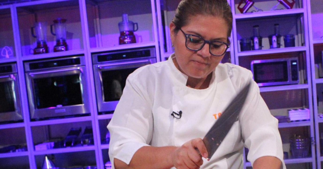 Die Zuschauer trauen ihren Augen nicht, als sie ein Messer nimmt und ganz skrupellos losschneidet!