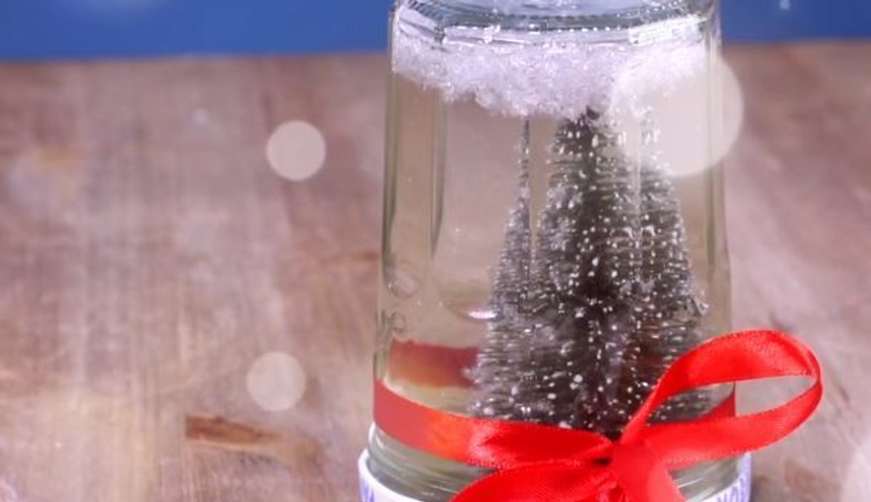 Weihnachtsdekoration: So einfach kannst du kreative Schneekugeln selber machen