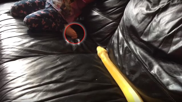 Entspannte Zweisamkeit: Ein kleines Mädchen und seine zahme Pythonschlange