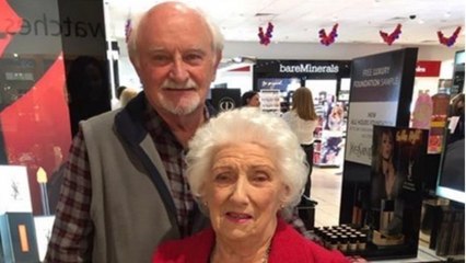 Deshalb nimmt er an Schminkkursen teil und lernt, seine Frau zu schminken.