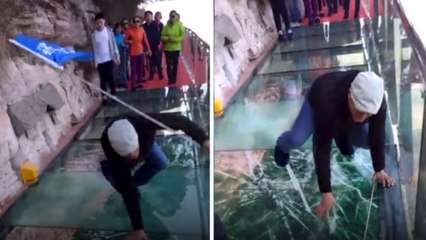 Die Taiheng-Glasbodenbrücke in China: Das Glas splittert unter den Füßen der Touristen