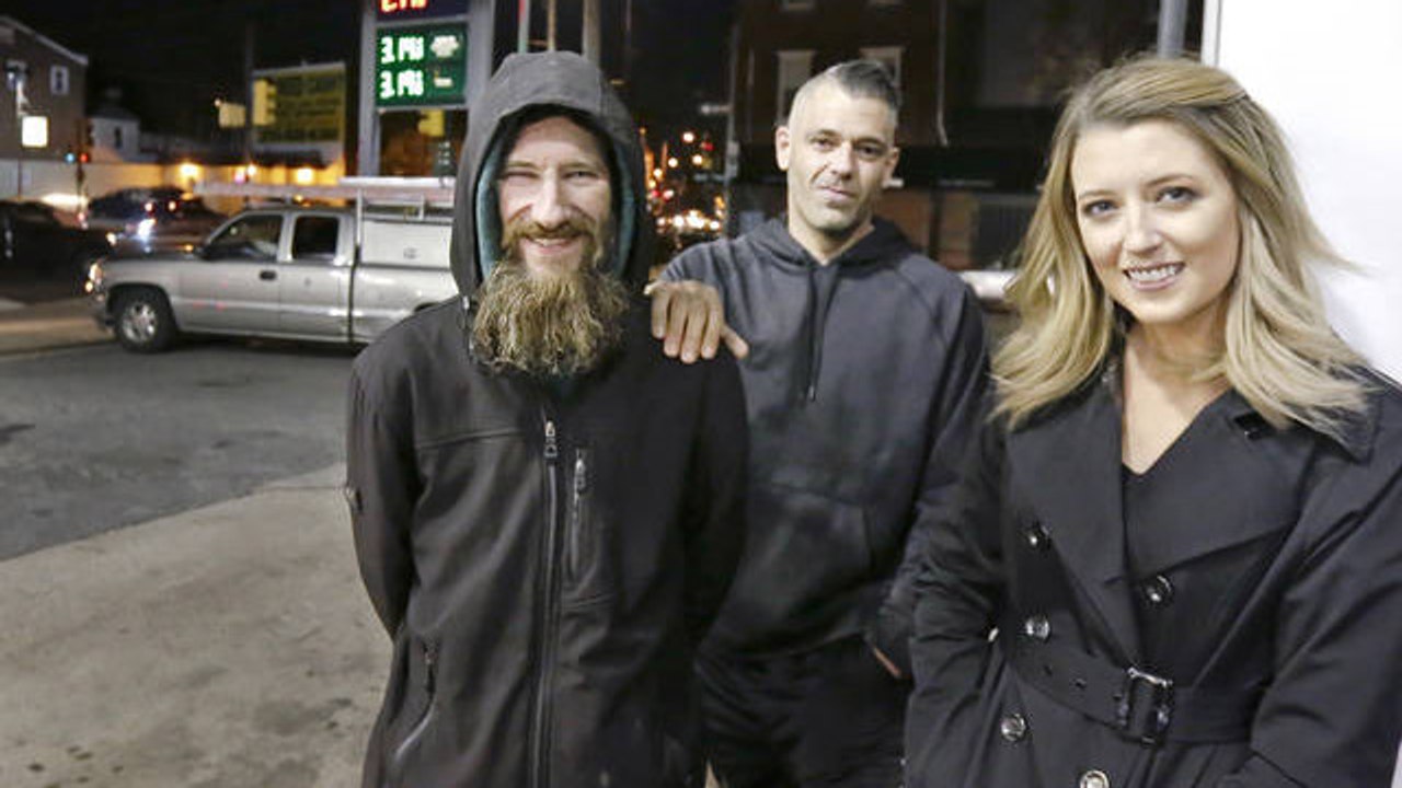 Junge Frau und Obdachloser: Diese Geschichte sorgt für große Emotionen!