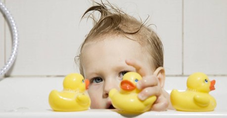 Ärzte warnen: So sieht es im Inneren von Quietsche-Entchen aus!