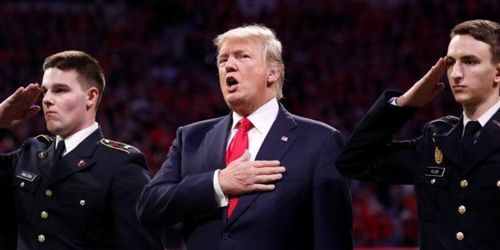 Peinlicher Auftritt: Wegen diesem kleinen Detail wird Donald Trump von den Fans ausgebuht