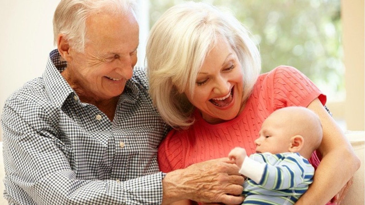Oma und Opa sollen ab sofort die Finger von den Enkeln lassen!
