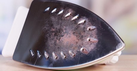 Mit nur einer Zutat kannst du ganz mühelos Brandflecken vom Bügeleisen entfernen