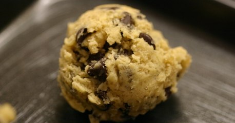 Deshalb solltest du beim Kuchenbacken keinen rohen Teig essen