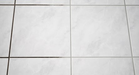 Mit nur wenigen Zutaten bekommst du schwarz gewordene Fliesenfugen ruckzuck wieder sauber