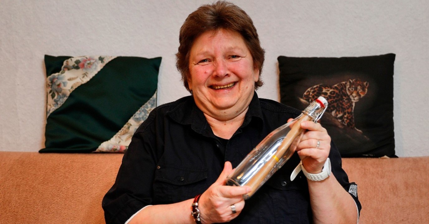 Sie öffnet nach 23 Jahren die Flaschenpost ihrer toten Mutter und ist zutiefst gerührt