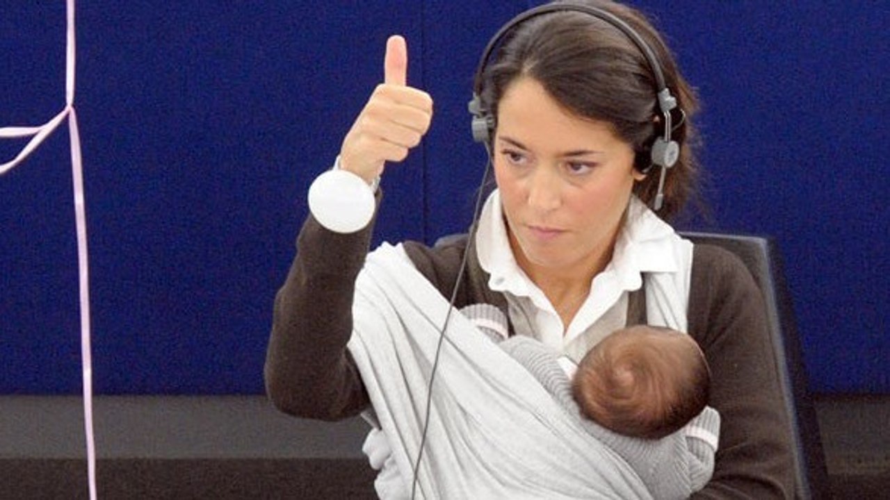 Diese Frau hat ihr Neugeborenes den ganzen Tag mit auf Arbeit. Seht, wie der Chef darauf reagiert