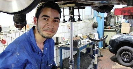 Syrischer Flüchtling bewirbt sich bei einem Autohaus. Die Antwort der Firma sorgt für Empörung