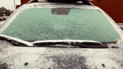 Die perfekte Methode, um deine Windschutzscheibe von Eis zu befreien, ohne, dass du das Glas beschädigst