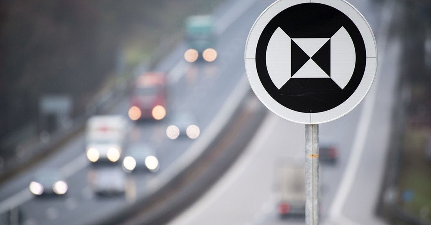 Was bedeutet das schwarz-weiß-runde Verkehrsschild?