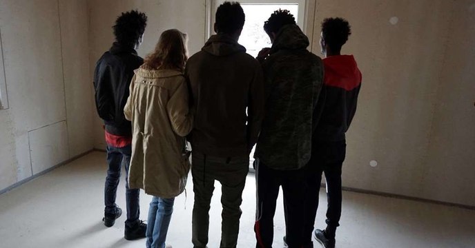 Kranke Frau macht etwas mit Asylbewerbern. Sie will anonym bleiben.