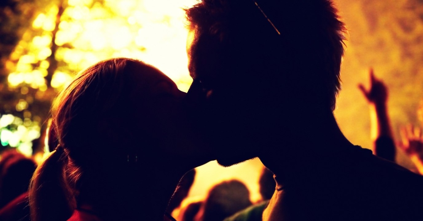 Ein Foto zeigt, wie er seine Ex küsst: Als er darum bittet, es zu löschen, passiert das Unglaubliche