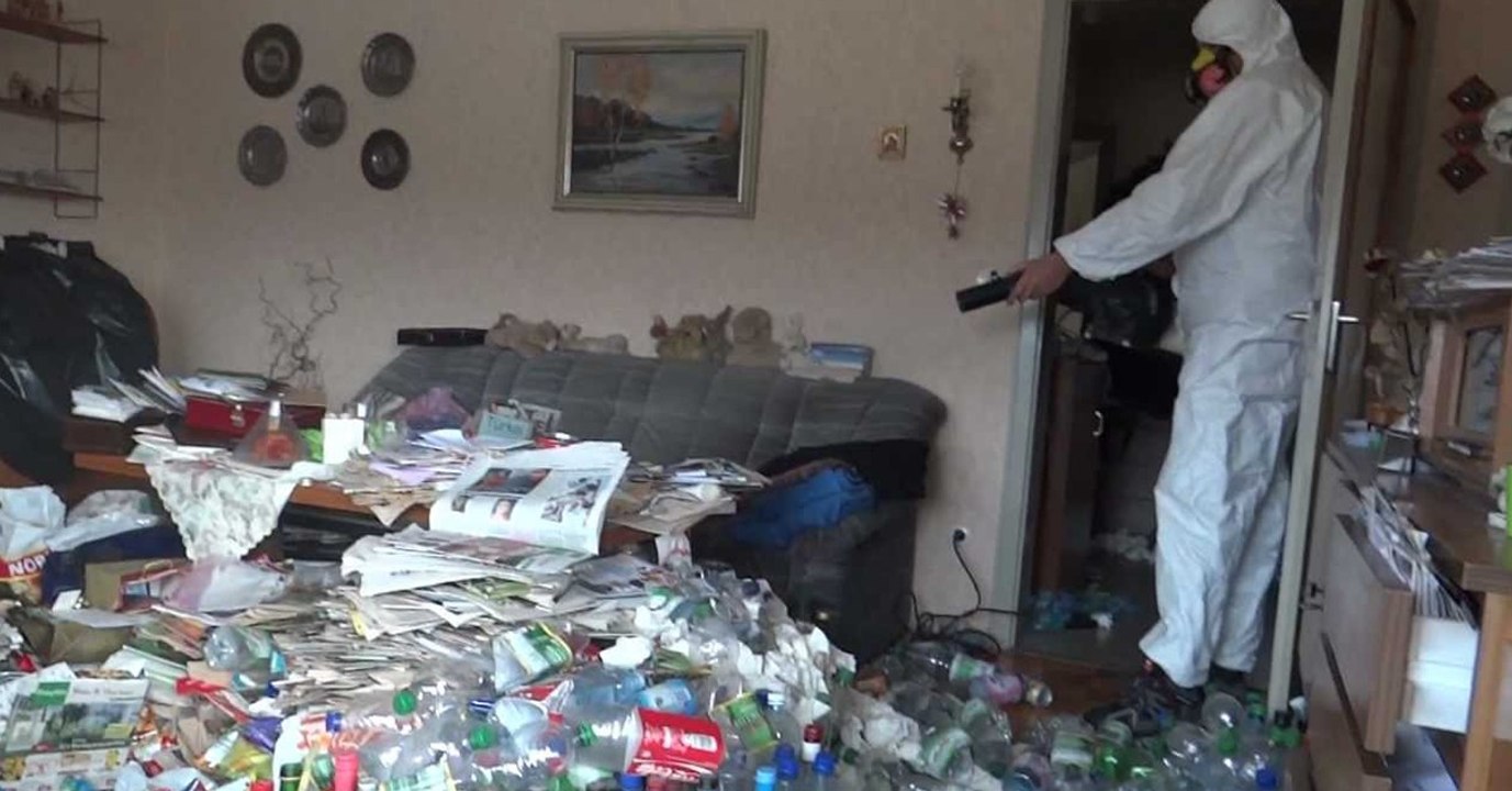 Messie-Wohnung: Erschütternder Fund hinter dem Sofa