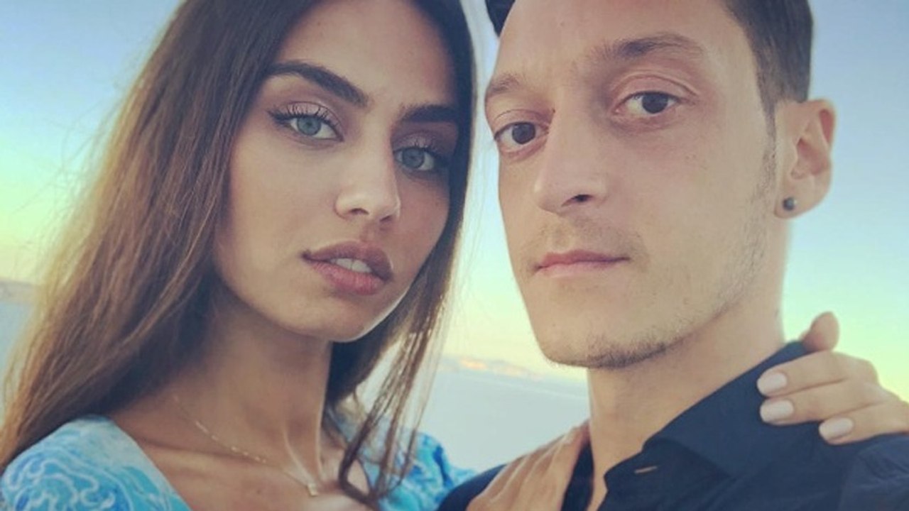 Mesut Özil: Jetzt schaltet sich seine Liebe in die Debatte ein