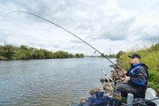 Beim Angeln an der Weser traut er seinen Augen nicht