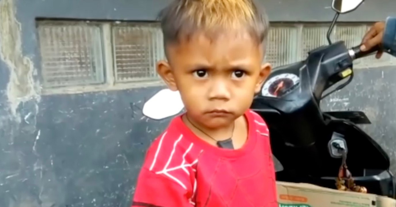 Dieser zweijährige raucht mehr als jeder kettenraucher