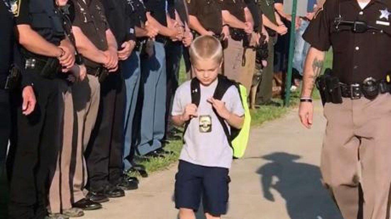 Sein Vater ist Polizist und stirbt bei einem Einsatz. Als der Kleine zurück zur Schule geht, passiert etwas Bewegendes!